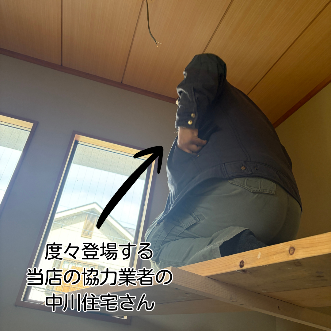 豊能町 玄関吹き抜け照明交換 足場板設置作業中