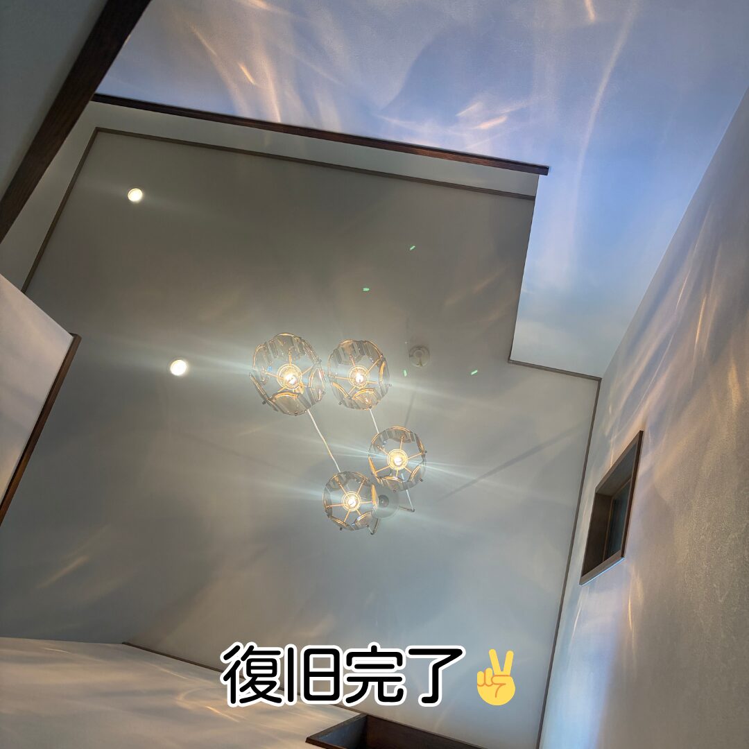 川西市 吹き抜けシャンデリア照明 クロス張替え後 復旧完了点灯確認