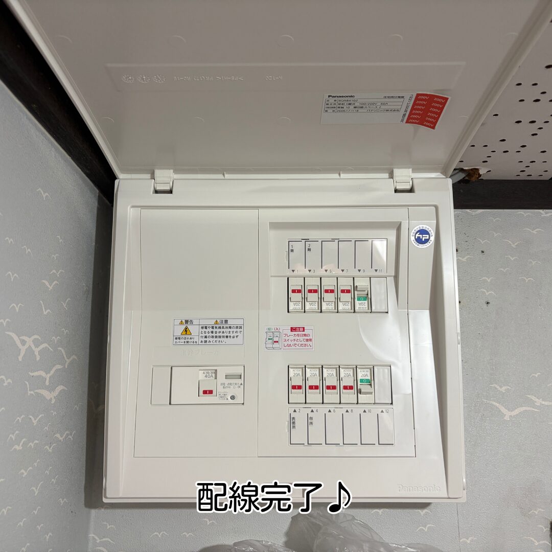 川西市 分電盤交換 交換工事 配線接続作業中
